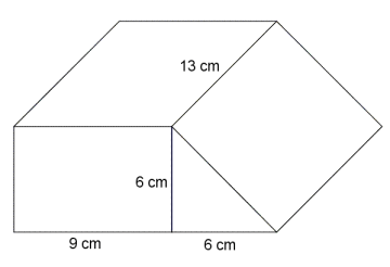 Figuren består av et rett, firkantet prisme og et rett, trekantet prisme. Det firkantede prismet har lengde 13 cm, bredde 9 cm og høyde 6 cm. Sistnevnte er også lengden på både grunnlinja og høyden i trekanten i det trekantede prismet. Høyden til selve prismet er på 13 cm.